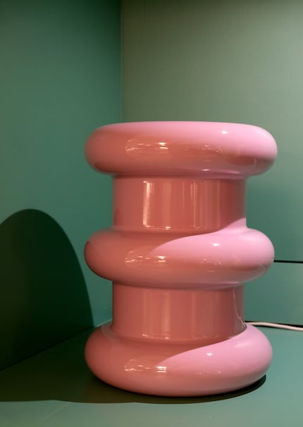 Der Kartell-Hocker «Pilastro» aus dem Jahr 2015 ist von Ettore Sottsass inspiriert.