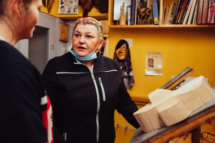 Romy findet sich als einzige Frau gut unter den Männern zurecht.