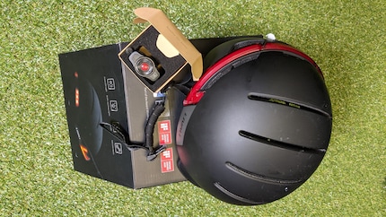 Der Helm und seine Fernbedienung.