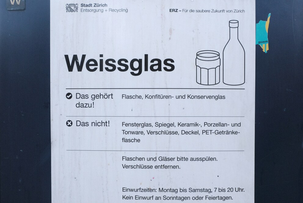 Maybe fewer wine glasses would end up in the recycle bins of Zurich if drinkware was explicitly listed on this «Doesn’t belong in this bin» sign.