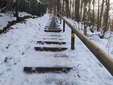 Dass die eisige Treppe mit «Wanderweg» beschriftet ist, macht die Sache nicht besser.
