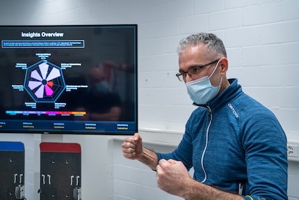 Max Lungarella analysiert die Daten des Fitnesstests.