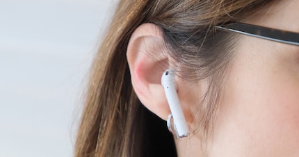 Die Airpods im Einsatz – nicht in meinem Ohr, sondern im schöneren meiner Frau.
