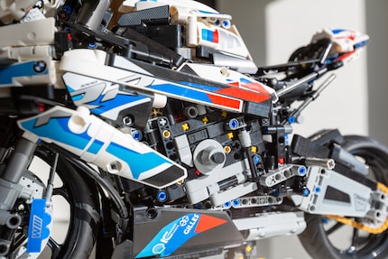 The yellow pins do stand out but not as much as on other Lego Technic models.