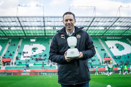 Christoph Peschek, Geschäftsführer Wirtschaft bei Rapid Wien, mit «Rapidini» am Spielfeld.