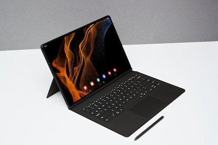 Samsung Galaxy Tab S8 Ultra mit Book Cover (Hülle inkl. Tastatur).