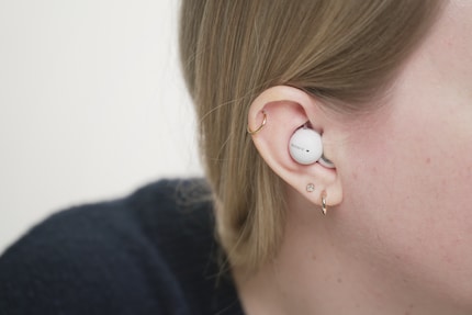 Die LinkBuds müssen mit einem kleinen Haken unter die Ohrwulst geklemmt werden.
