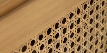 Durch gemusterte Möbel und Accessoires wird der Raum geschmückt und individueller.
