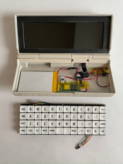 Der Touchscreen löst mit 1280×400 Pixeln auf und bietet 7,9 Zoll.