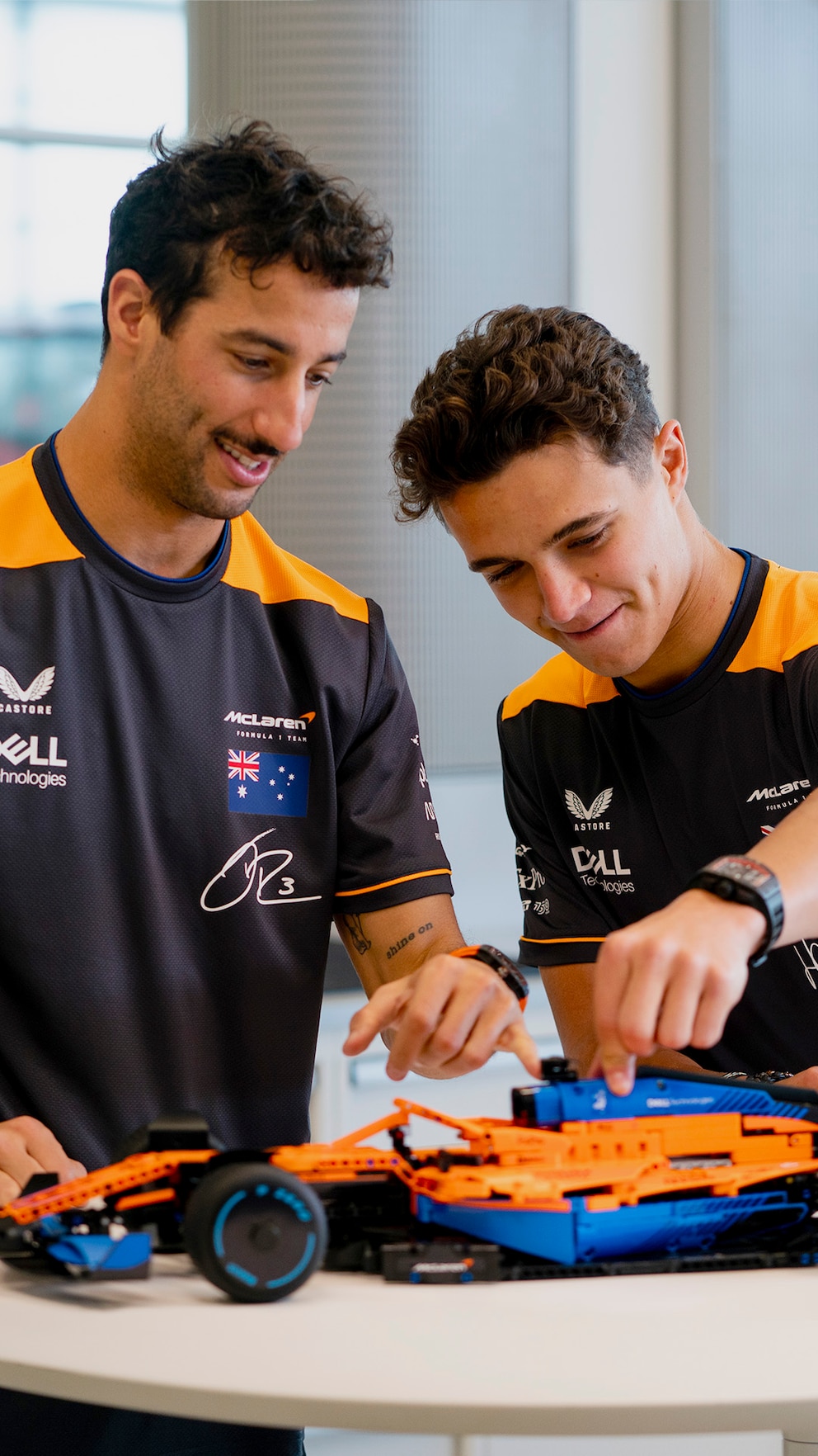 McLaren-Fahrer Daniel Ricciardo und Lando Norris haben ihre Freude am Lego-Modell.