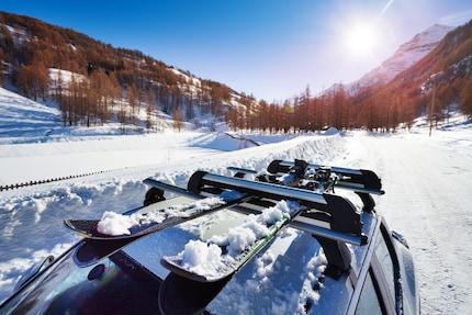 Selbst auf Auto-Dachträgern sind Ski nicht zwingend sicher