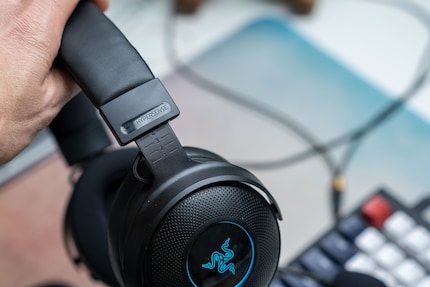 The metal headband can be adjusted to 16 different settings.