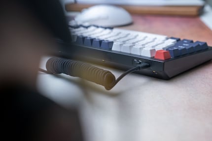 Der Schalter zum Wechseln zwischen Mac und Windows sowie der USB-C-Anschluss befinden sich hinten links.
