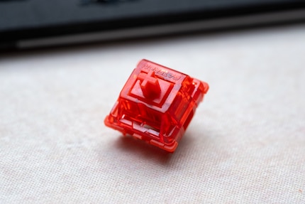 Mit 45 Gramm Auslösekraft sind die Gateron Phantom Red eher auf der leichten Seite.