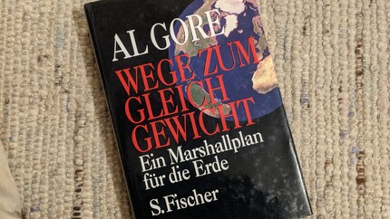 Teppich und Titel sind von vorgestern, aber der Inhalt des Buches ist immer noch aktuell.