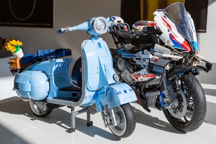 Die Vespa im Vergleich zur BMW von Lego Technic.