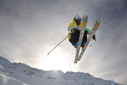 Mit breiten Skiern fliegen die Freestyler über die Piste.