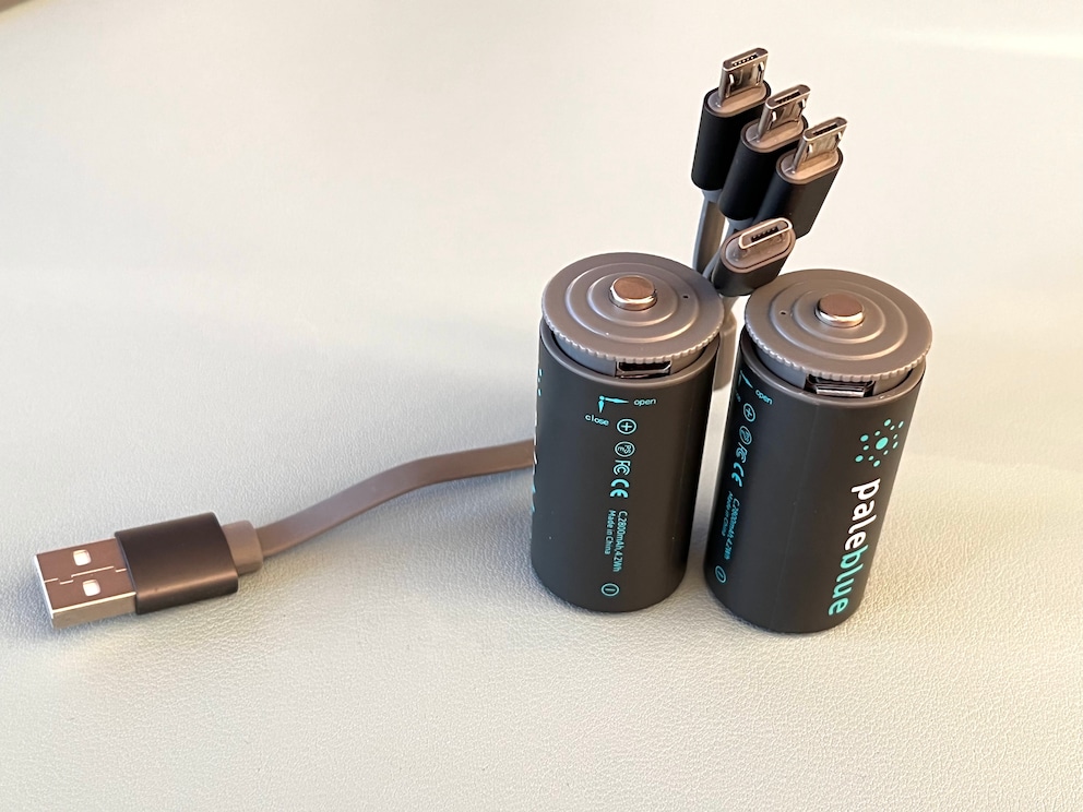 Die dicken Dinger haben jeweils gegenüberliegend Micro-USB-C und USB-C-Anschlüsse. Beide werden elegant durch Drehen der Batteriekappe freigelegt.