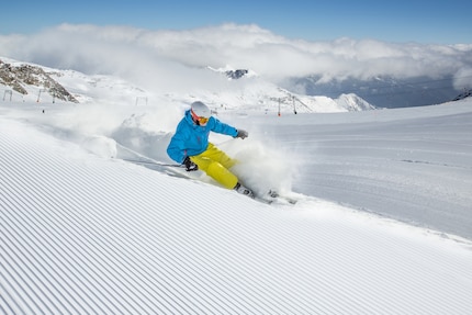 In viel zu hohem Tempo rasen die Rowdys die Piste runter.