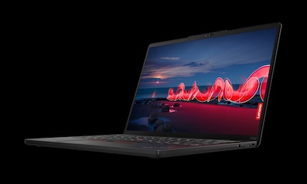 Das Lenovo ThinkPad X13s verspricht 28 Stunden Akkulaufzeit.