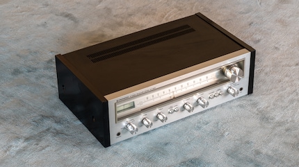 Ohne Holzmuster gefällt mir der Receiver noch besser.