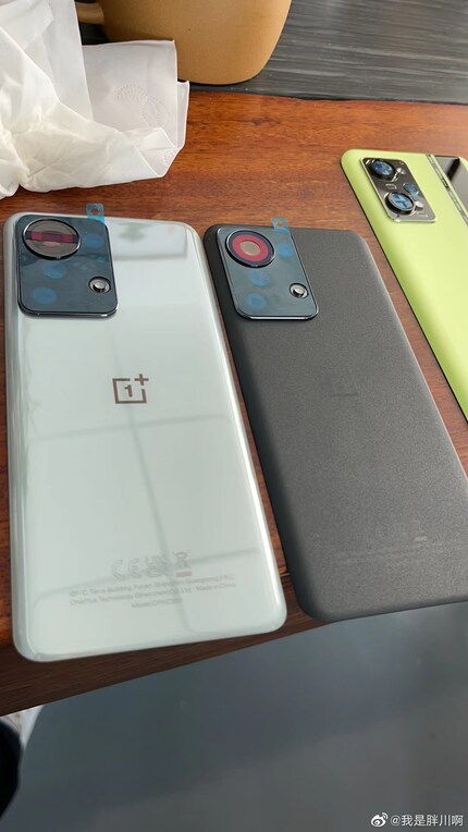 Die unbekannten OnePlus-Geräte auf dem Foto bei Weibo.