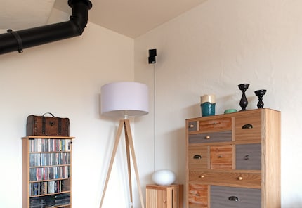 Diskret hängt der kleine Doppel-Cube-Speaker in der Ecke.