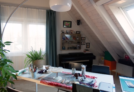 Im Atelier fügen sich die Speaker dezent ins Bastel-Chaos ein.