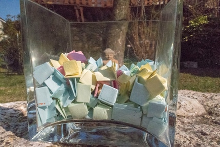 Viele kleine bunte Zettel, mit vielen kleinen positiven Momenten.