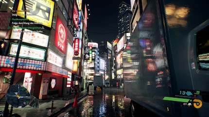 Leuchtreklamen und Spiegelungen dominieren optisch die Stadt. Da ihr immer Nachts oder bei Nebel unterwegs seid, kommt beides toll zur Geltung. Raytracing gibt's auf PS5 aber nur bei 30 Fps. - Quelle: PC Games