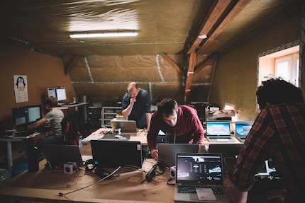 This is no hacker shack, but a non-profit organisation: the «Wir lernen weiter» team in action.