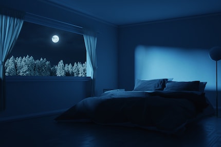 Even if it’s still bright outside, you should create a nighttime atmosphere in your child’s bedroom.