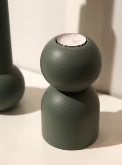 Die fette Form des Kerzenhalters gleicht einem Bauklotz.