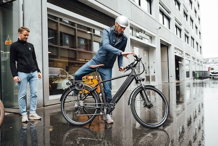 Aufgestiegen und losgefahren: Nach der Einweisung beginnt meine erste E-Bike-Fahrt.