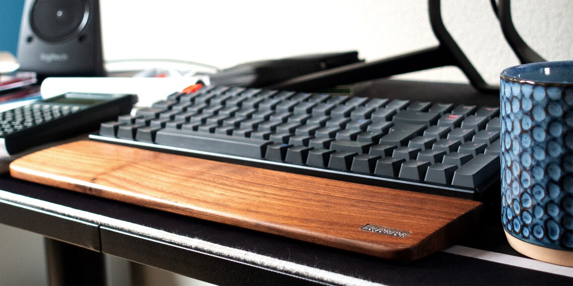 Ich und mein Holz: Keychron K4 Walnut Wood Palm Rest im Test