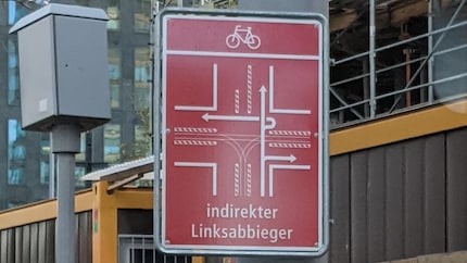 Kollege Michael Restin hat mir dieses Foto zur Verfügung gestellt. Als Velofahrer in Oerlikon muss man ähnliche Fähigkeiten haben wie jemand, der ägyptische Hieroglyphen lesen kann.