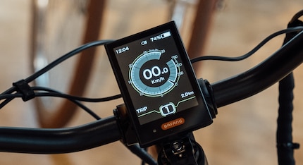Das Display meines Tarzans. Der linke Teil des Kreises zeigt die gefahrene Geschwindigkeit, der rechte Teil die aktuelle Motorunterstützung.