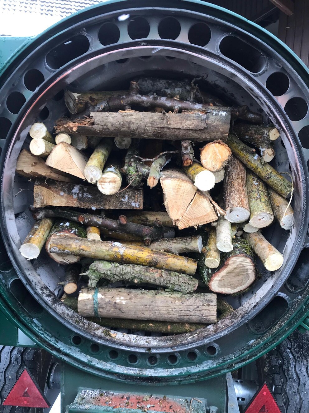Im Fog Dragon wird mit Holzscheiten ein Feuer entfacht. Dessen Rauch bildet dann zusammen mit Wasserdampf eine Isolationsschicht.