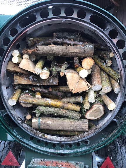 Im Fog Dragon wird mit Holzscheiten ein Feuer entfacht. Dessen Rauch bildet dann zusammen mit Wasserdampf eine Isolationsschicht.