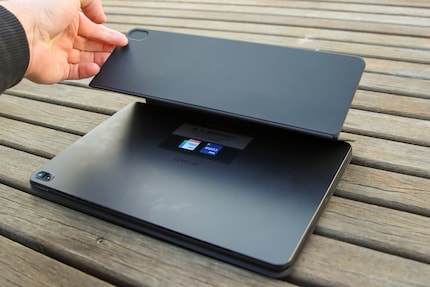 Die Magneten sind nicht stark genug, um mit der Hülle das Tablet zu bewegen.