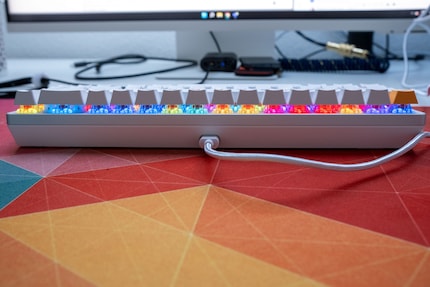 Die GMMK 2 von hinten mit dem mittig platzierten USB-C-Port und mitgeliefertem Kabel.