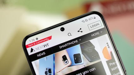 Das Display des S22 ist sehr hell – der einzige dunkle Fleck ist die Selfie-Kamera. / © NextPit
