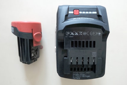 Ein Vergleich zwischen meinem 12-Volt-Akkuschrauber- und dem 18-Volt-Akku. Wer letzteren noch nicht besitzt, wird sich die Kühlbox nicht leisten.