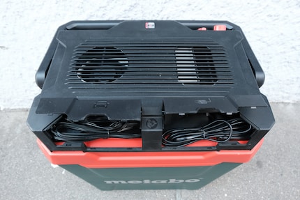 Die Kabel für den Betrieb zu Hause oder im Auto lassen sich im Deckel verstauen.
