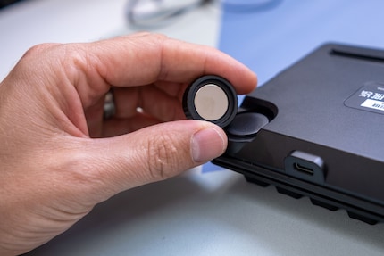 Mit magnetischen Füssen lässt sich der Tippwinkel anpassen.