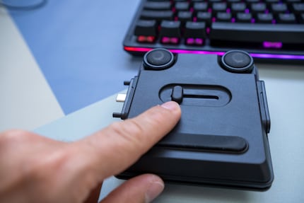Mit diesem Schieber kann ich links oder rechts einen USB-C-Anschluss ausfahren und das Numpad einfach an die Tastatur docken.