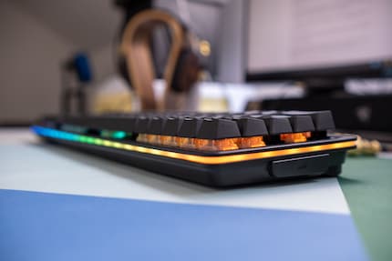All Things RGB – die LED-Leiste zieht sich um die ganze Tastatur herum.