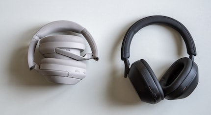Transport ohne Case: Beim XM4 (links) kein Problem, beim XM5 schon.