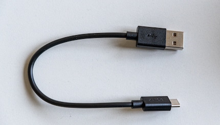 Nicht so cool: Ultrakurzes USB-Kabel, am einen Ende USB-A.