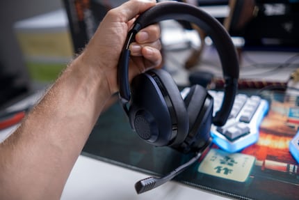 Das Headset sieht mehr nach Business als Gaming aus.